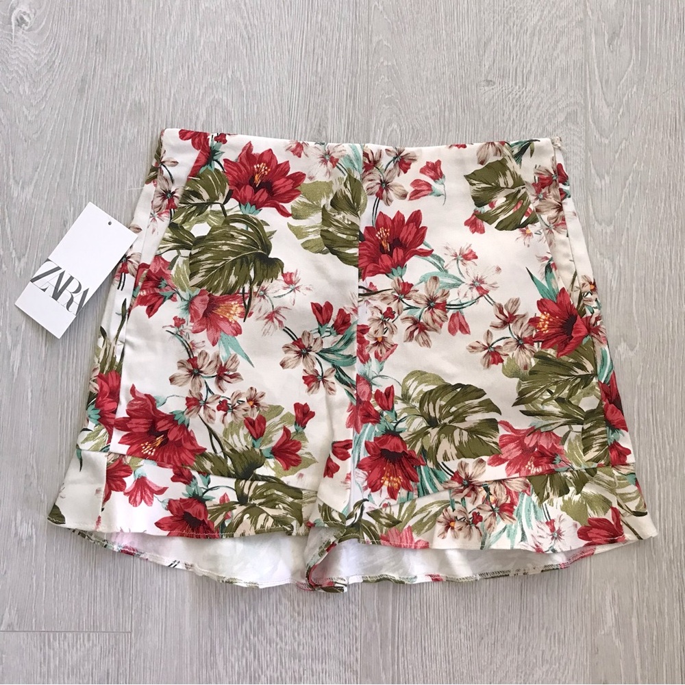 Zara Floral Tropical Floral Print Ruffle Hem Shorts
